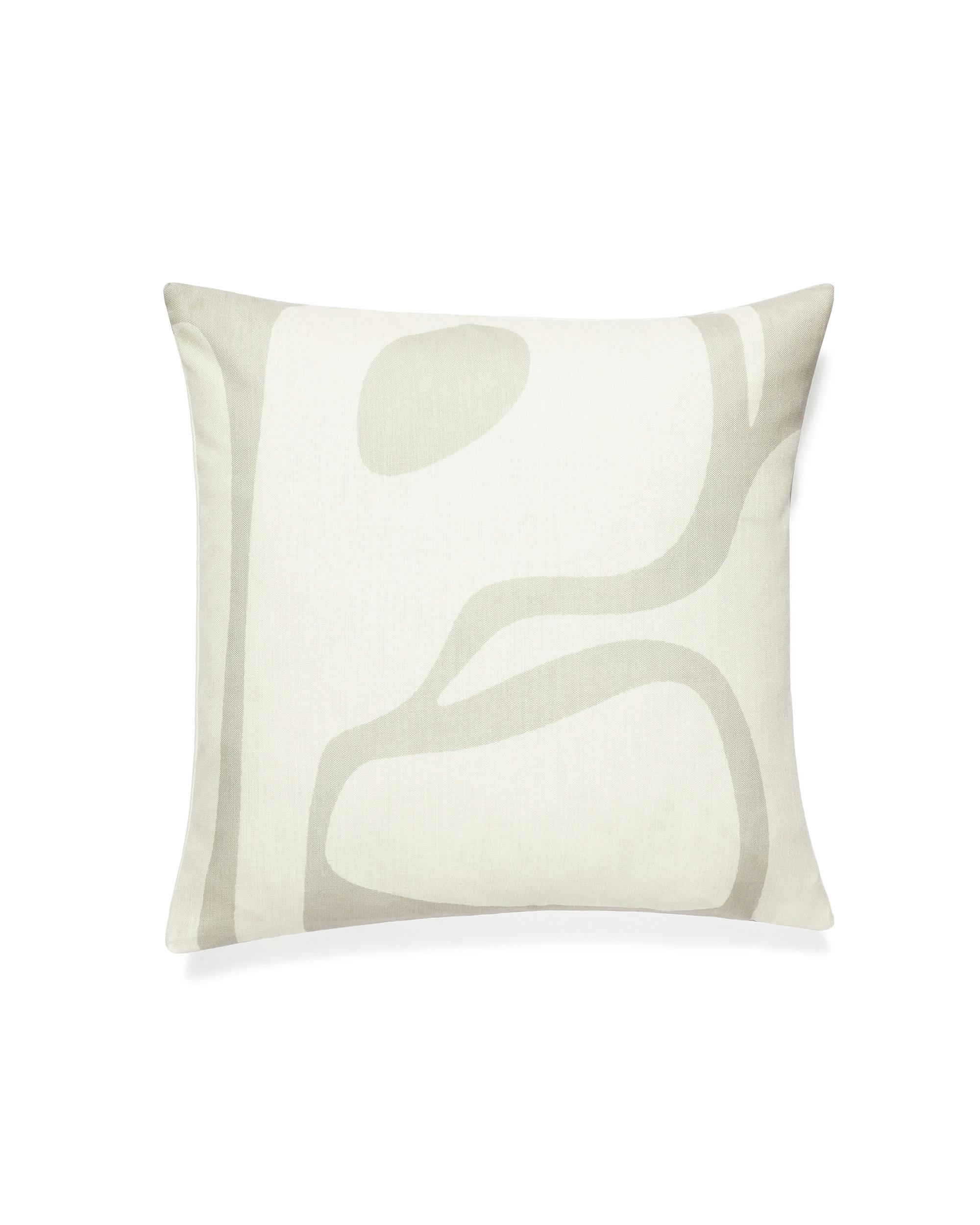 Beige kuddfodral med oregelbundna gråbeige former. Abstrakt design på linneliknande tyg.