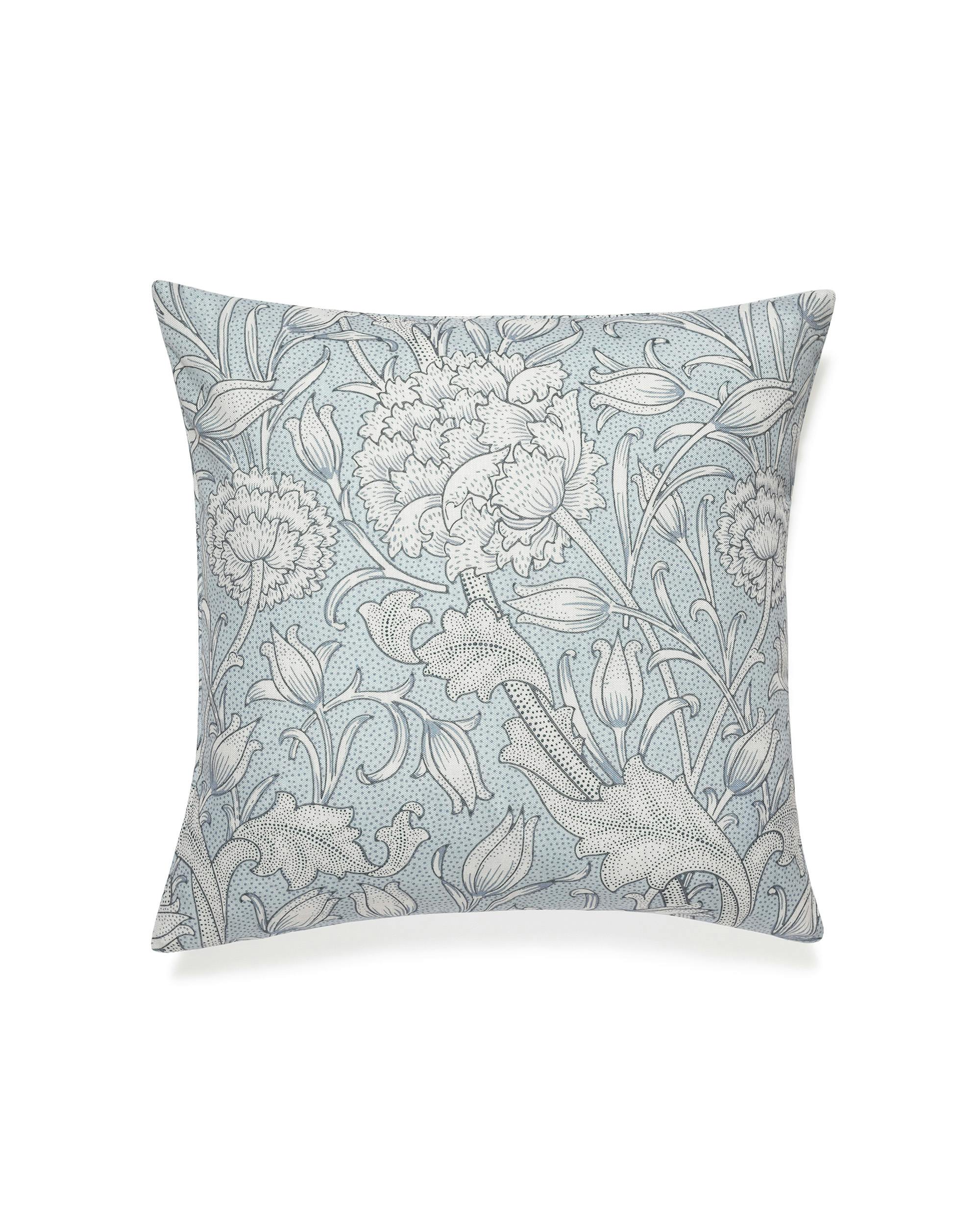 Μπλε κάλυμμα μαξιλαριού με σχέδιο William Morris Wild Tulip, λευκά λουλούδια, φύλλα.