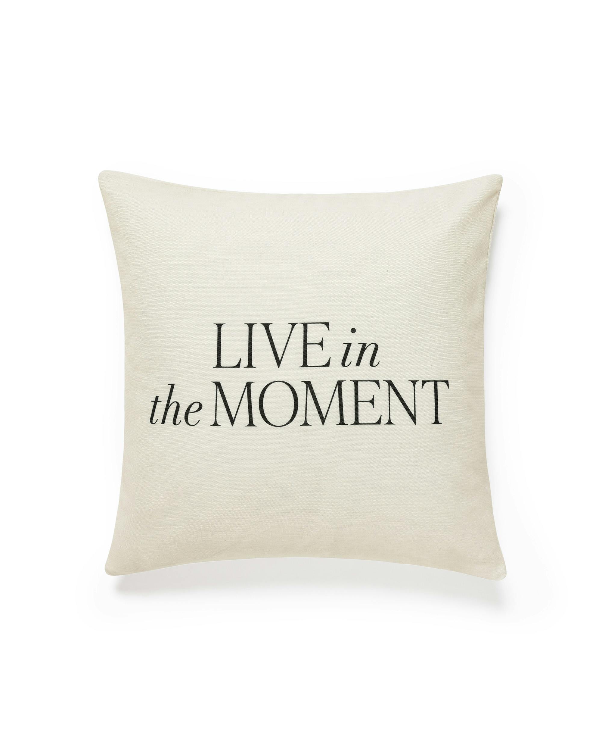 Housse de coussin blanche avec typographie noire Live in the Moment