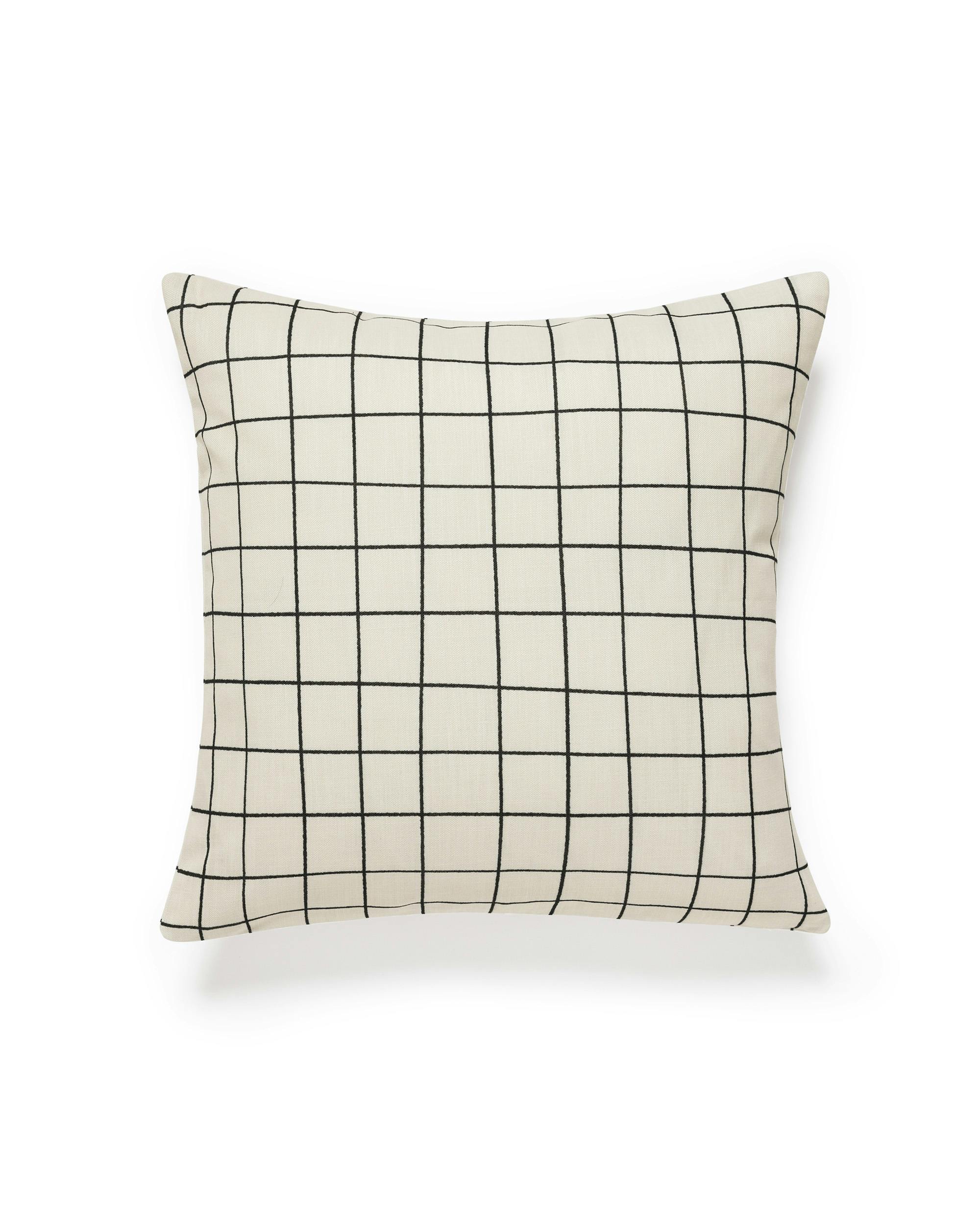 Cali Squares kuddfodral i linneimitation. Vitt tyg med svarta linjer som bildar ett rutigt mönster, minimalistisk design.