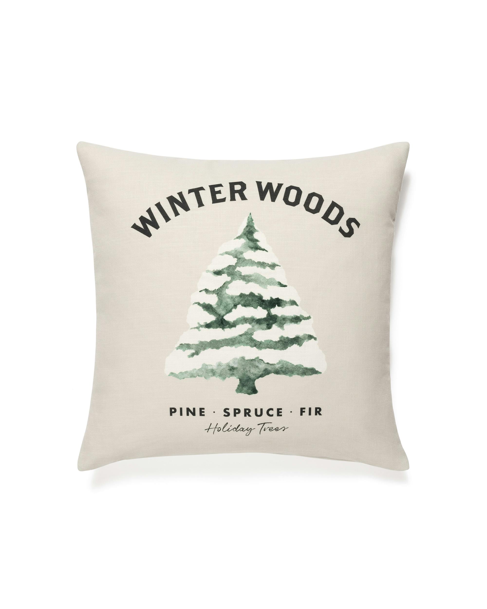 Housse de coussin crème avec arbre de Noël enneigé, typographie Winter Woods, Pine, Spruce, Fir et Holiday Trees