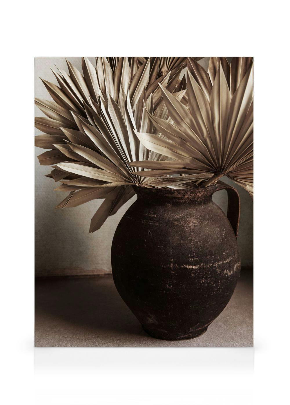 Lerretsbilde av mørkebrun leirkrukke med tørkede beige palmeblader i gyldne toner, et naturlig og rolig motiv.