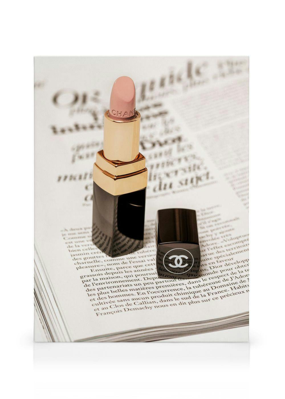 Chanel leppestift og neglelakk på avis, beige, brune og svarte toner