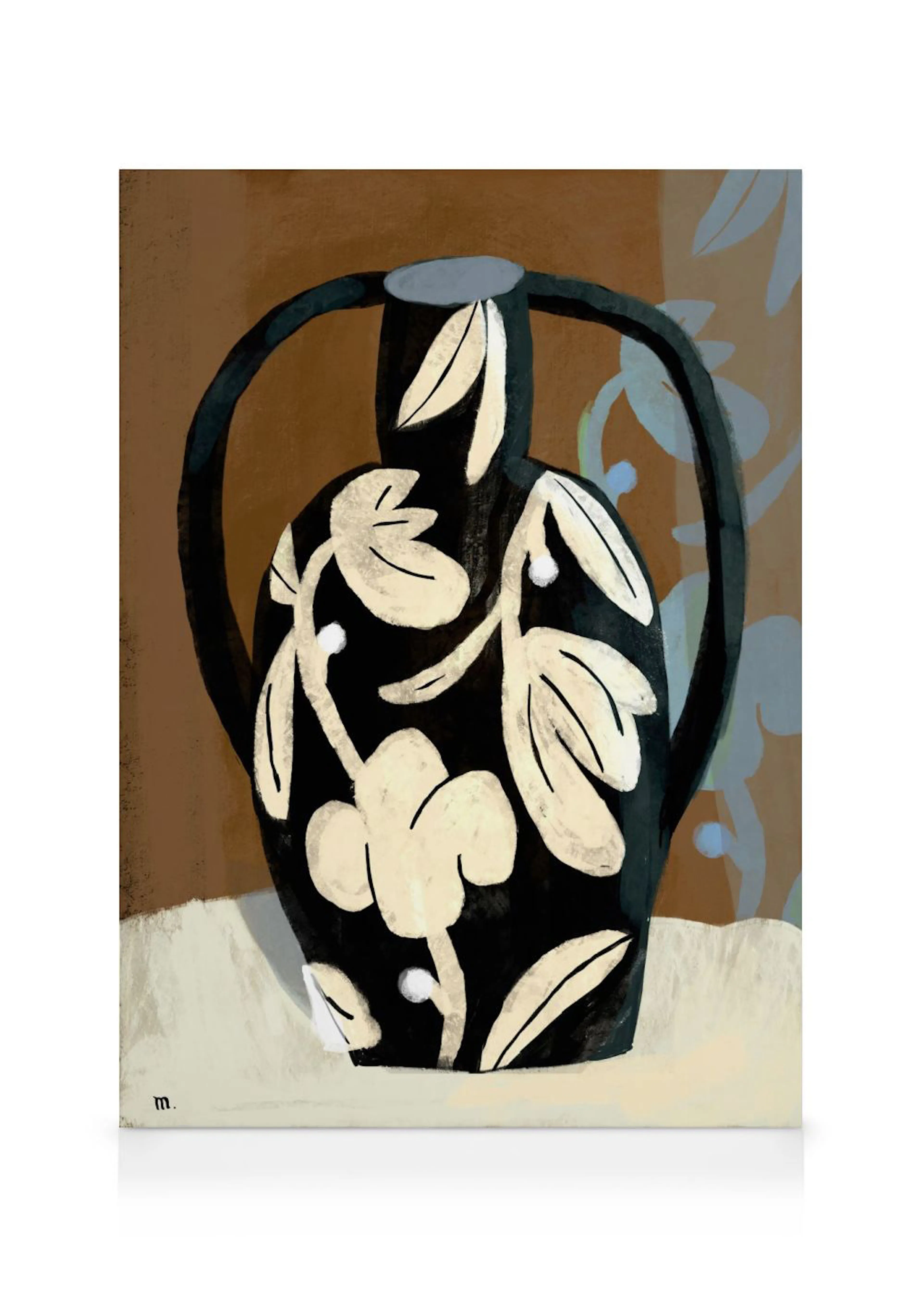 Illustrazione digitale di vaso nero con grandi foglie e fiori bianchi, su sfondo marrone chiaro. Arte di Marco Marella.