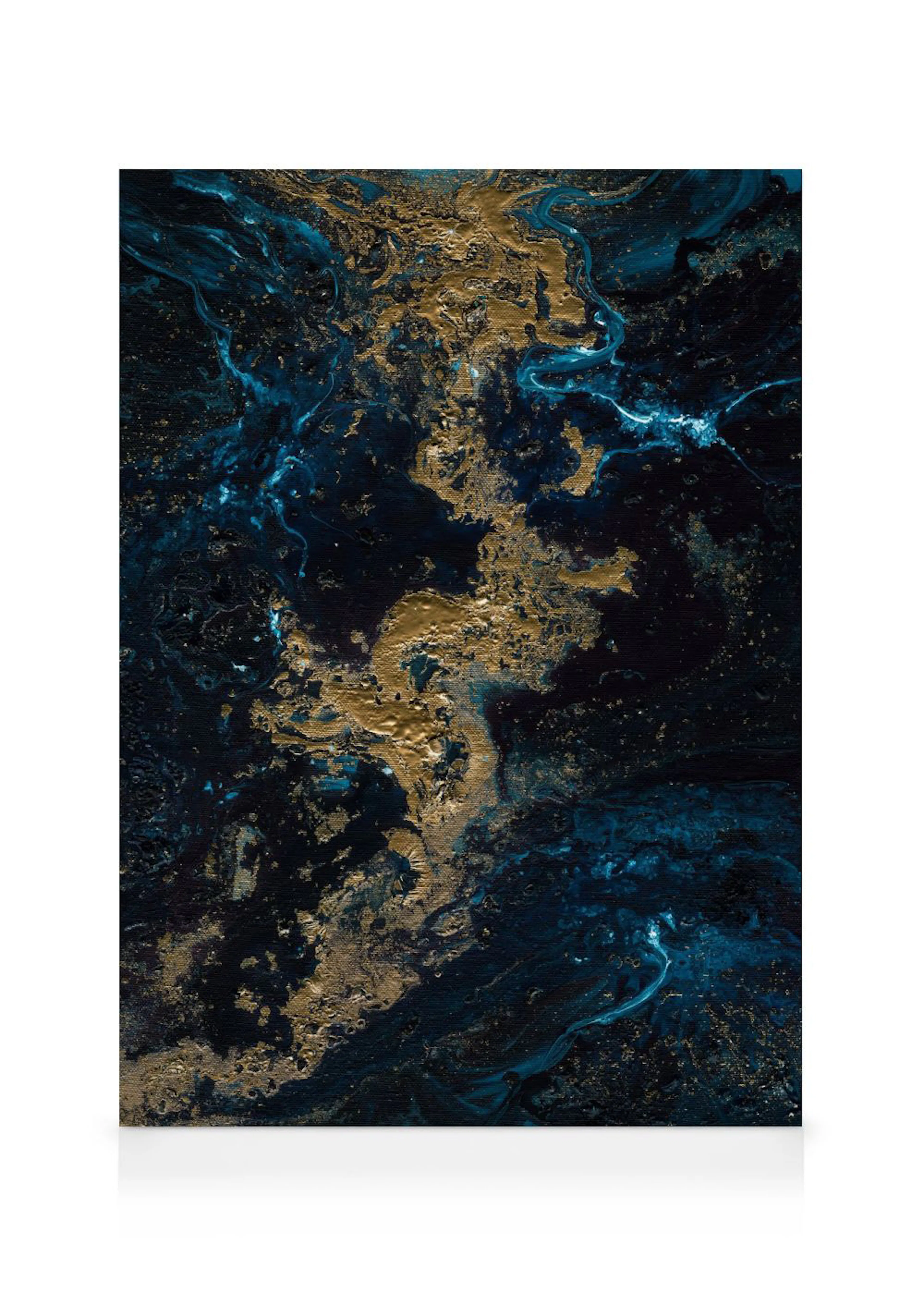 Toile abstraite bleu or avec des tourbillons et un effet marbré brillant sur fond noir