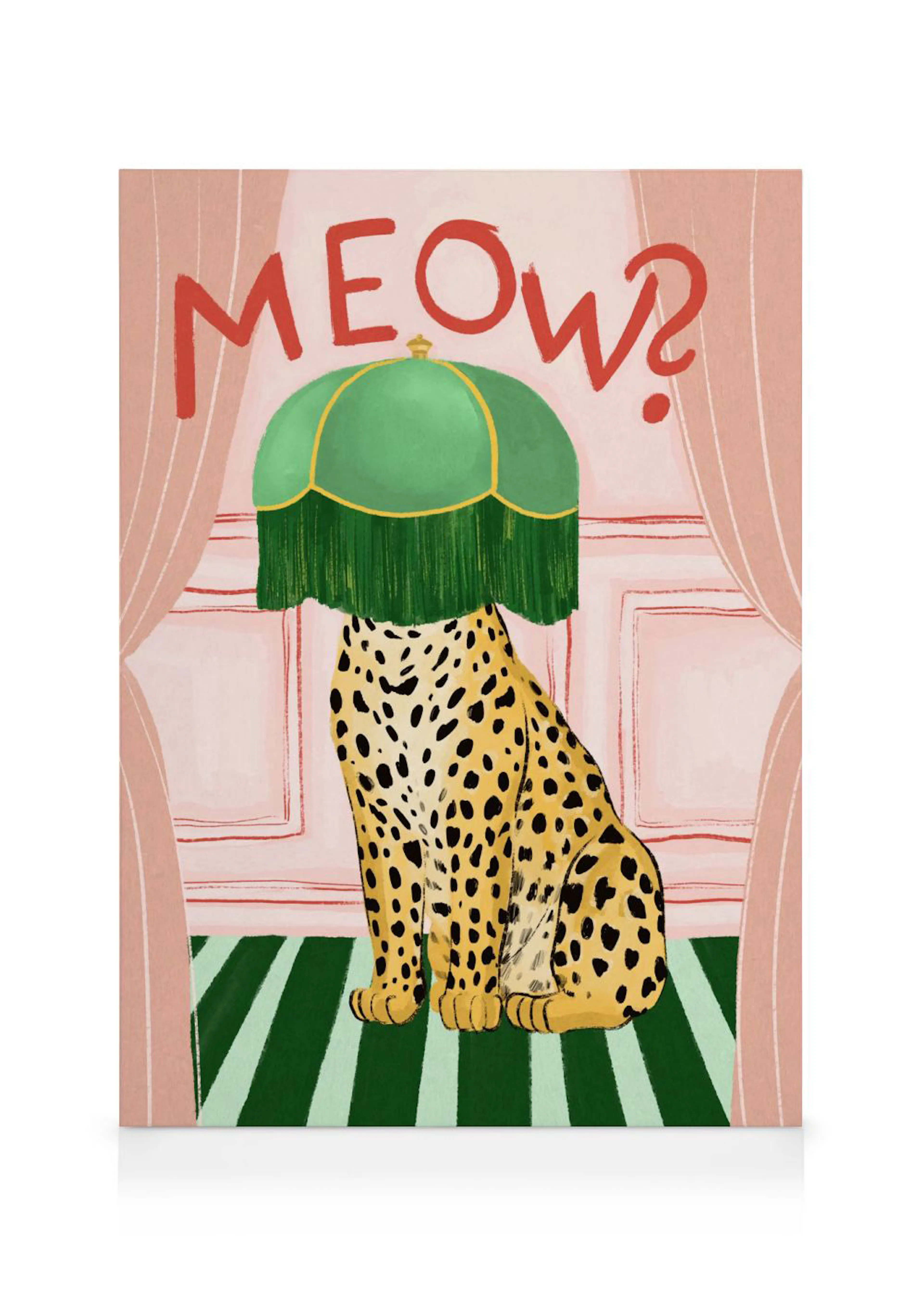 Leopard se zeleným stínítkem lampy na hlavě, nápis MEOW? v červené barvě nahoře, růžové závěsy.