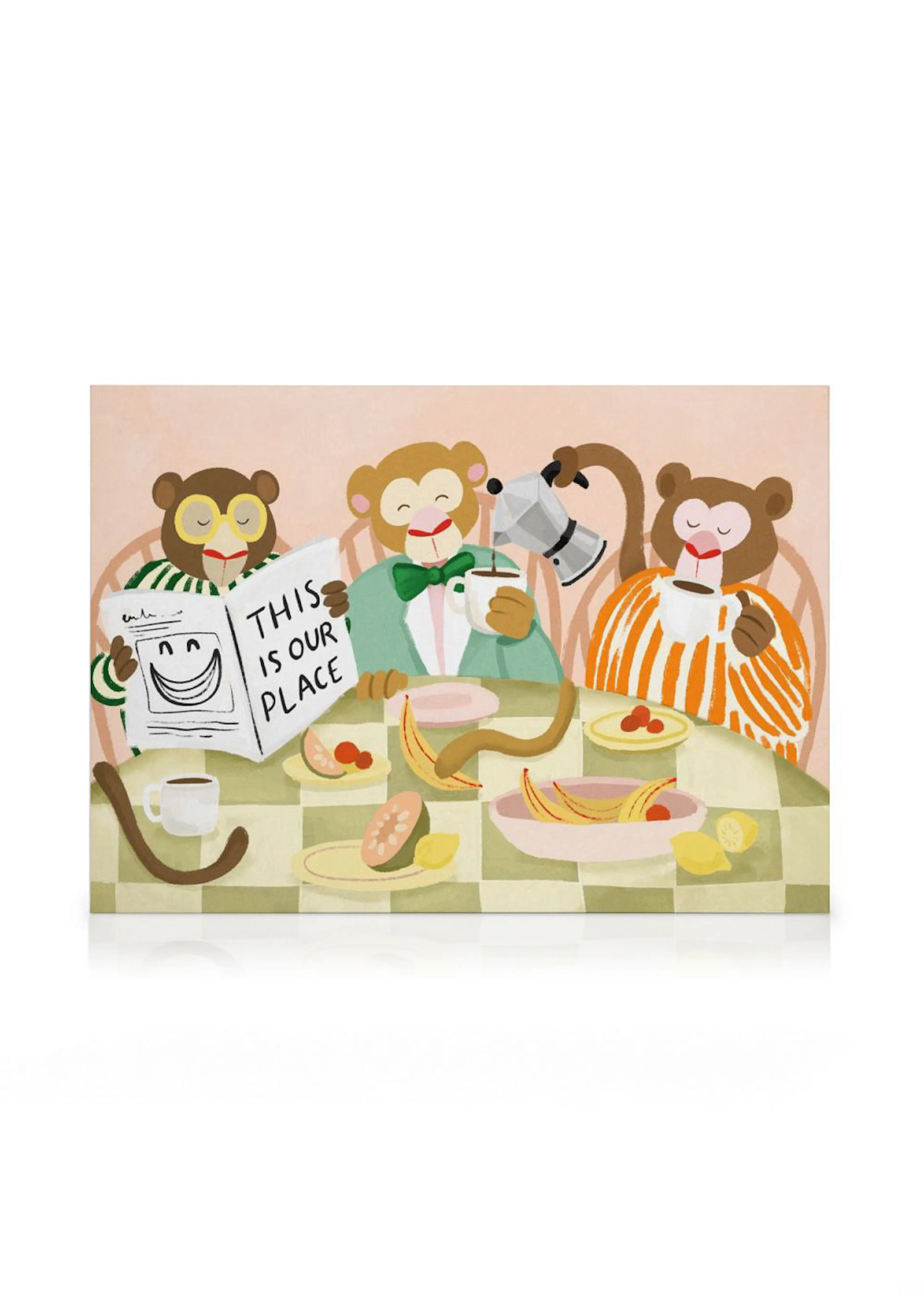 Toile avec trois singes joyeux prenant le petit-déjeuner, avec des bananes et des tasses de café. Typographie This Is Our Place.