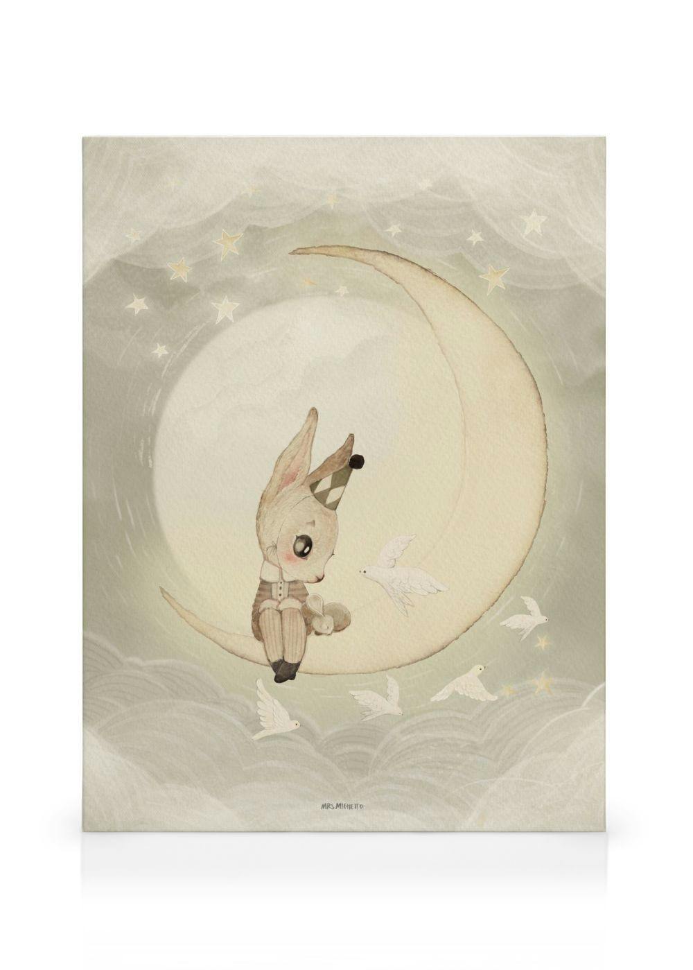 Toile Mr Sam : lapin beige sur croissant de lune avec oiseaux, étoiles et nuages pour chambre de bébé.