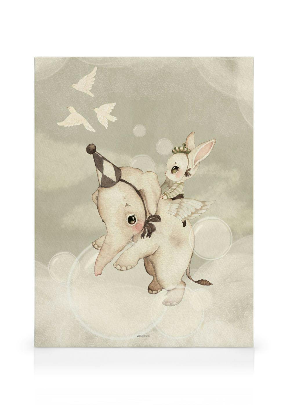 Canvastavla med flygande elefant i partyhatt som bär en mus med krona, omgiven av flygande fåglar och bubblor. Djurmotiv för bar