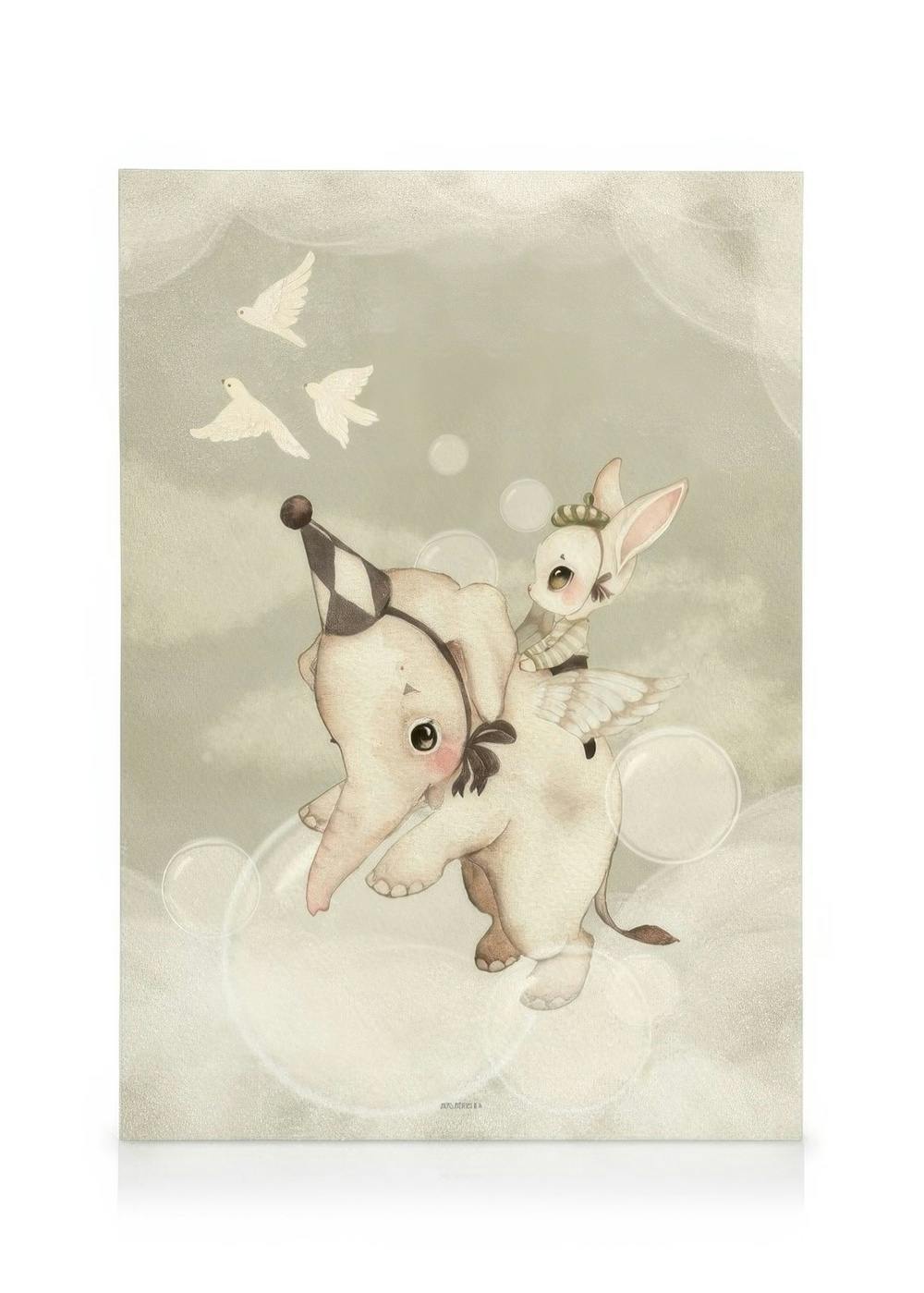 Canvastavla med en flygande elefant med clownhatt och en kanin med vingar och krona på ryggen. Ljusgrön bakgrund med duvor och b