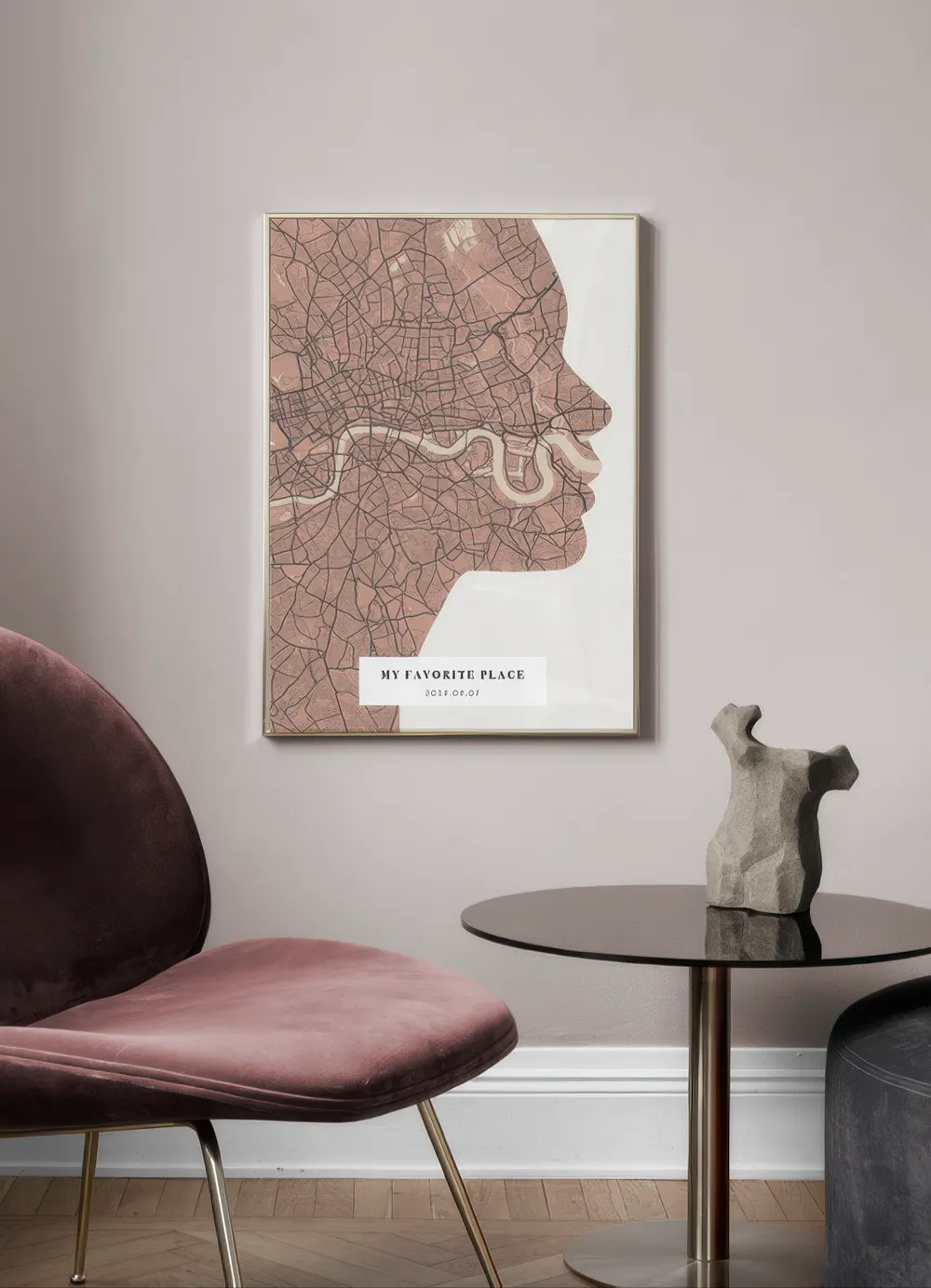 Personalisiertes Poster mit Stadtplan in der Seitenansicht eines Gesichts, gerahmt und hängend über einem Sessel in einem Wohnzi