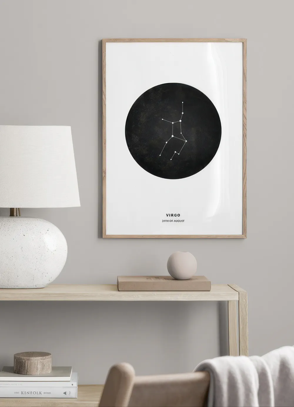 Póster personalizado de la constelación de Virgo con estrellas blancas sobre un círculo negro, colgado sobre una mesa de madera