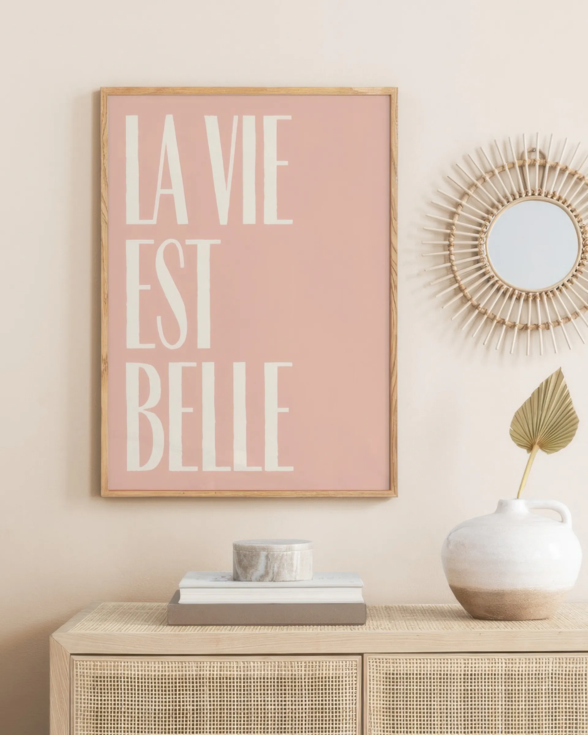 Affiche typographie La Vie Est Belle - Poster chic rose pêche | desenio.fr