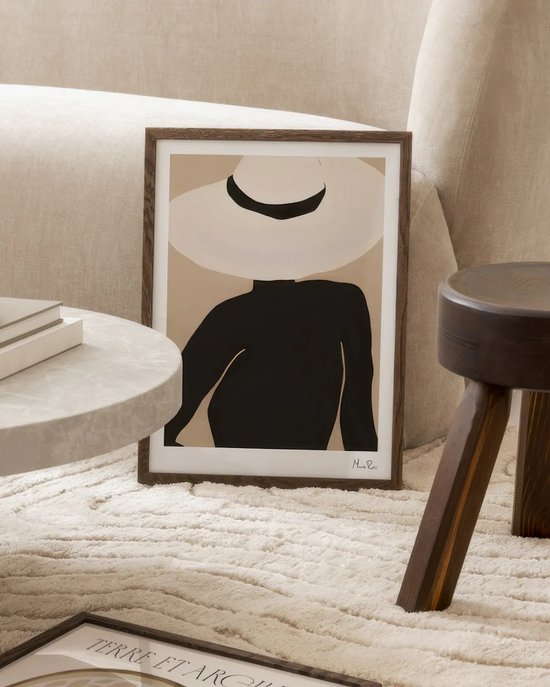 Maxime Rokus Poster – Minimalistiskt motiv med kvinna i hatt | Desenio