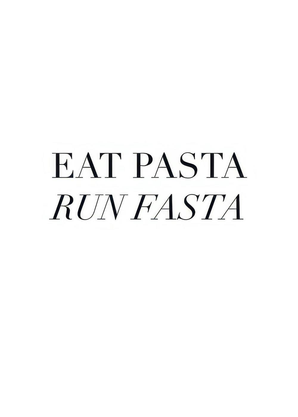 Plakat med teksten Eat Pasta Run Fasta i sort, seriffont på en hvid baggrund, motiverende tekstkunst.