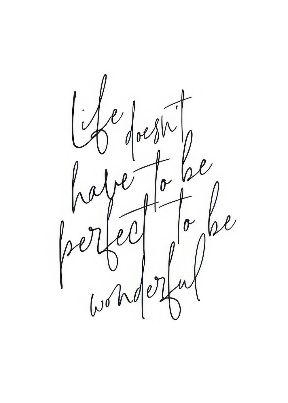 Mustavalkoinen sitaattijuliste Life doesnt have to be perfect to be wonderful mustalla käsinkirjoitetulla fontilla.
