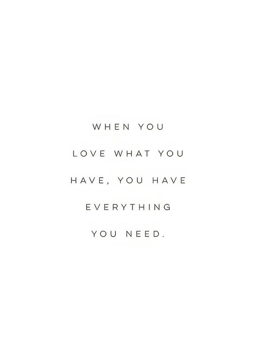 Witte poster met de quote When you love what you have, you have everything you need. in zwarte letters, minimalistische typograf