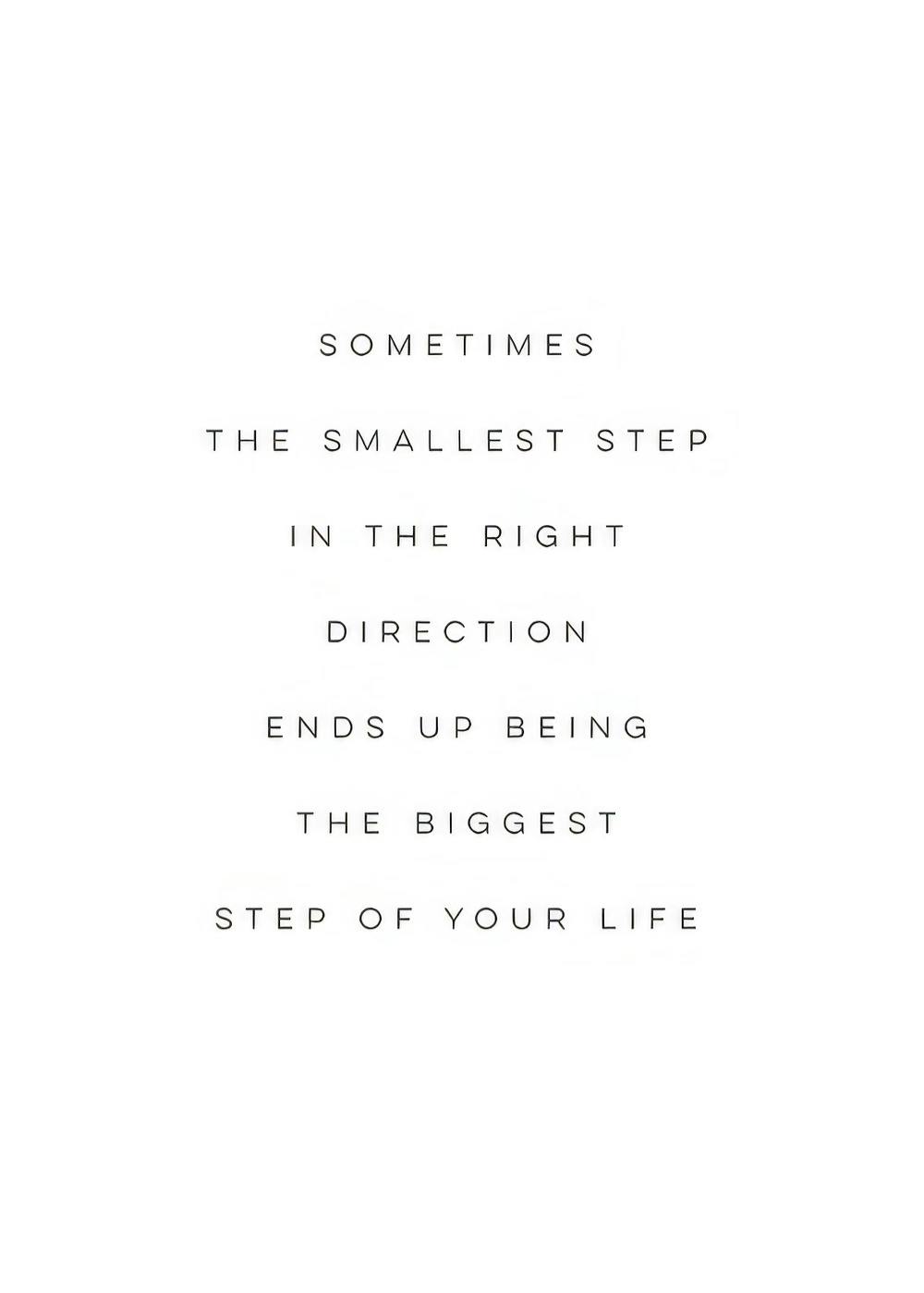 Minimalistisk tekstplakat med sitat Sometimes the smallest step in the right direction ends up being the biggest step of your li