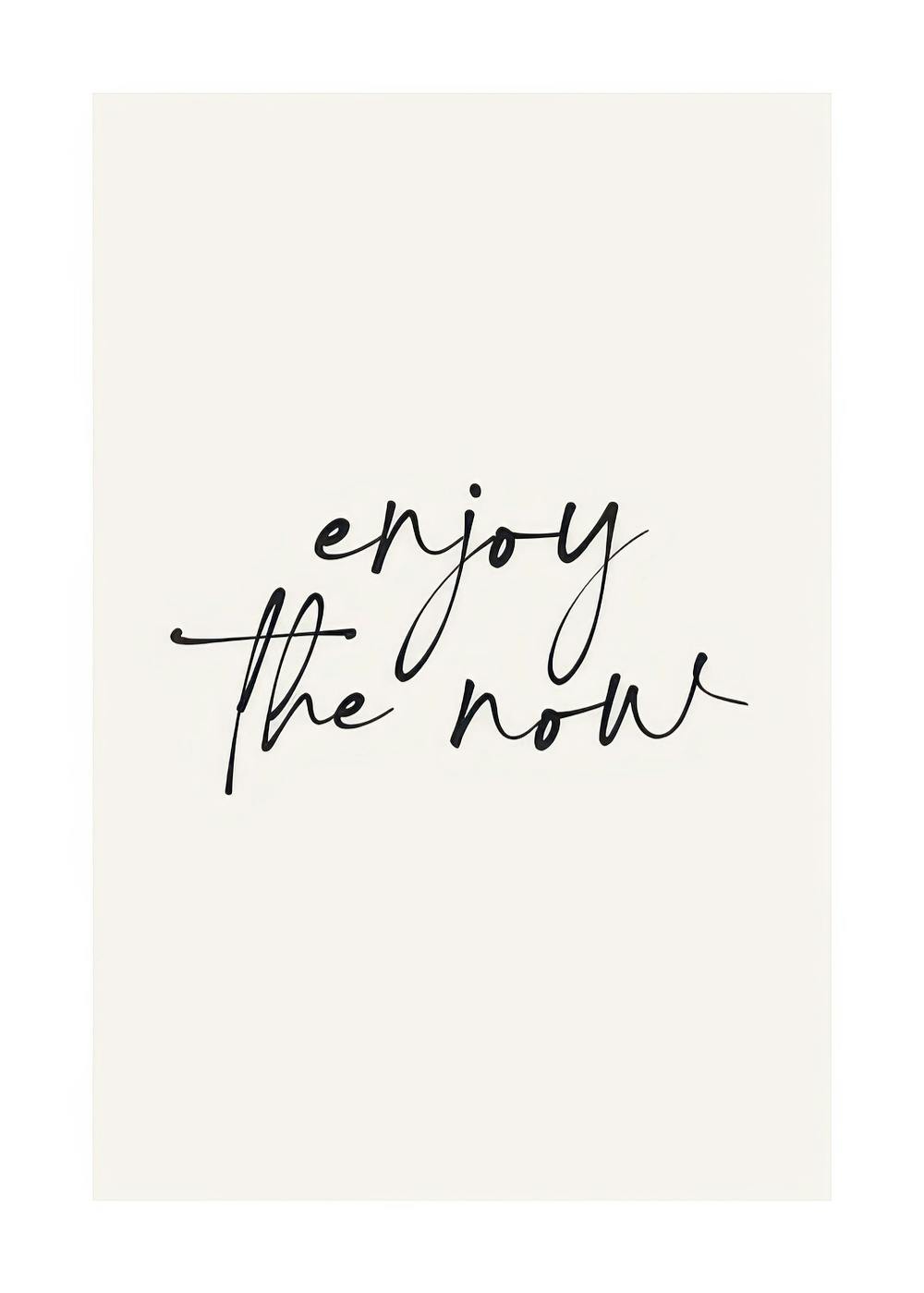Póster Enjoy the Now con texto negro caligráfico sobre fondo beige claro, diseño minimalista.