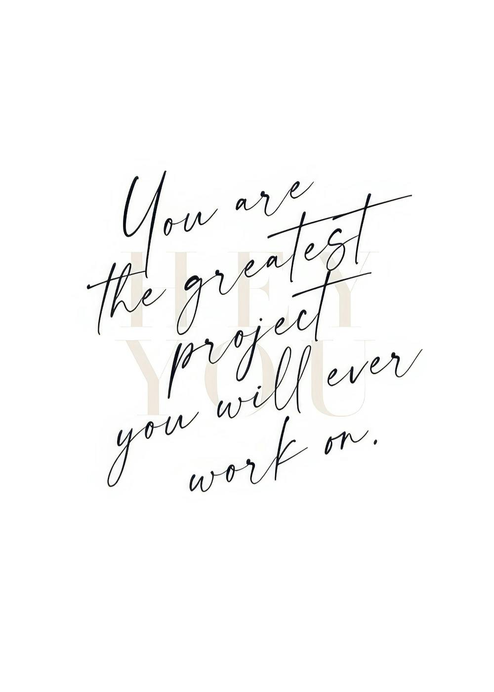 Sitatplakat med svart tekst You are the greatest project you will ever work on. på hvit bakgrunn, inspirerende kunst.