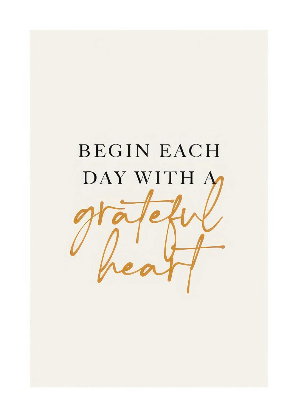 Citatplakat med teksten Begin each day with a grateful heart i sort og guld på beige baggrund. Typografi plakat, taknemmelighed.