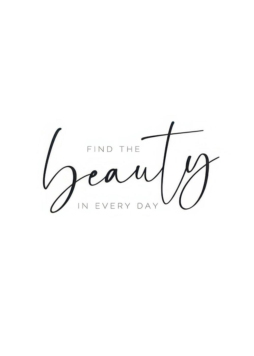 Póster blanco con la frase Find the beauty in every day en letras negras cursivas y minimalistas, ideal para decoración de pared