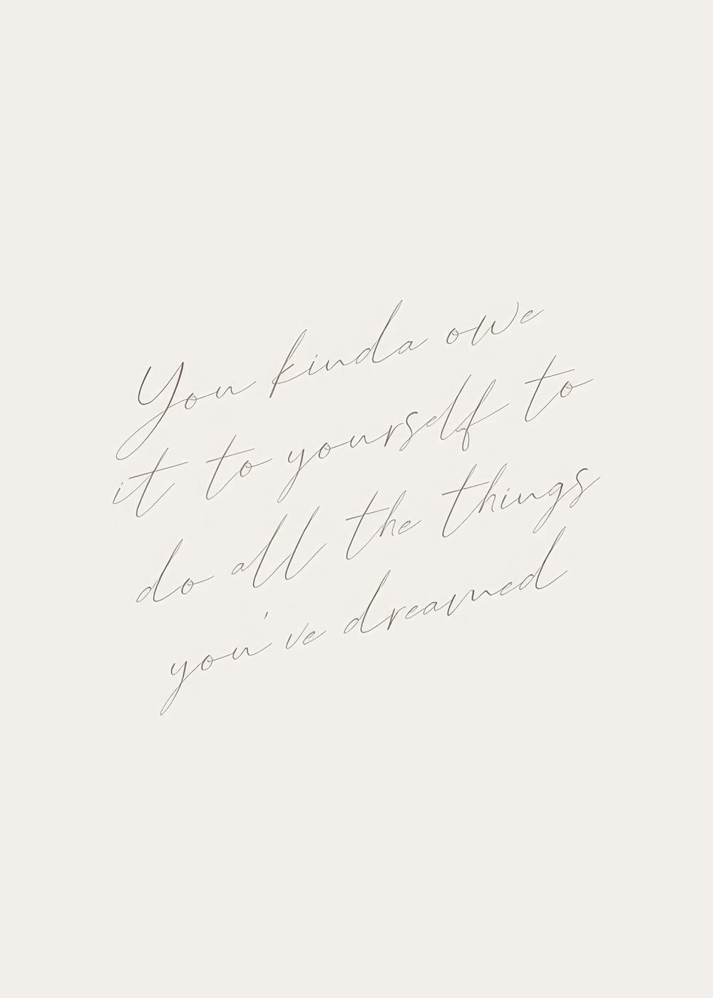 Plakat med beige baggrund og citattekst i kursiv skrift: You kinda owe it to yourself to do all the things youve dreamed