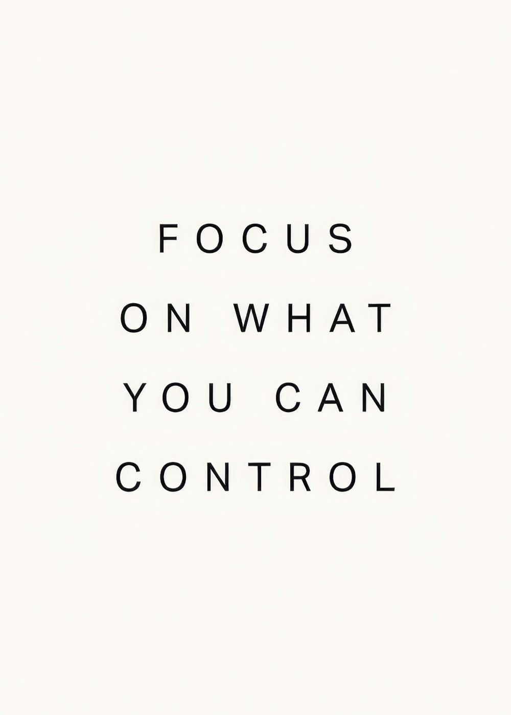 Affiche avec le texte Focus on what you can control en typographie noire sur un fond beige clair.