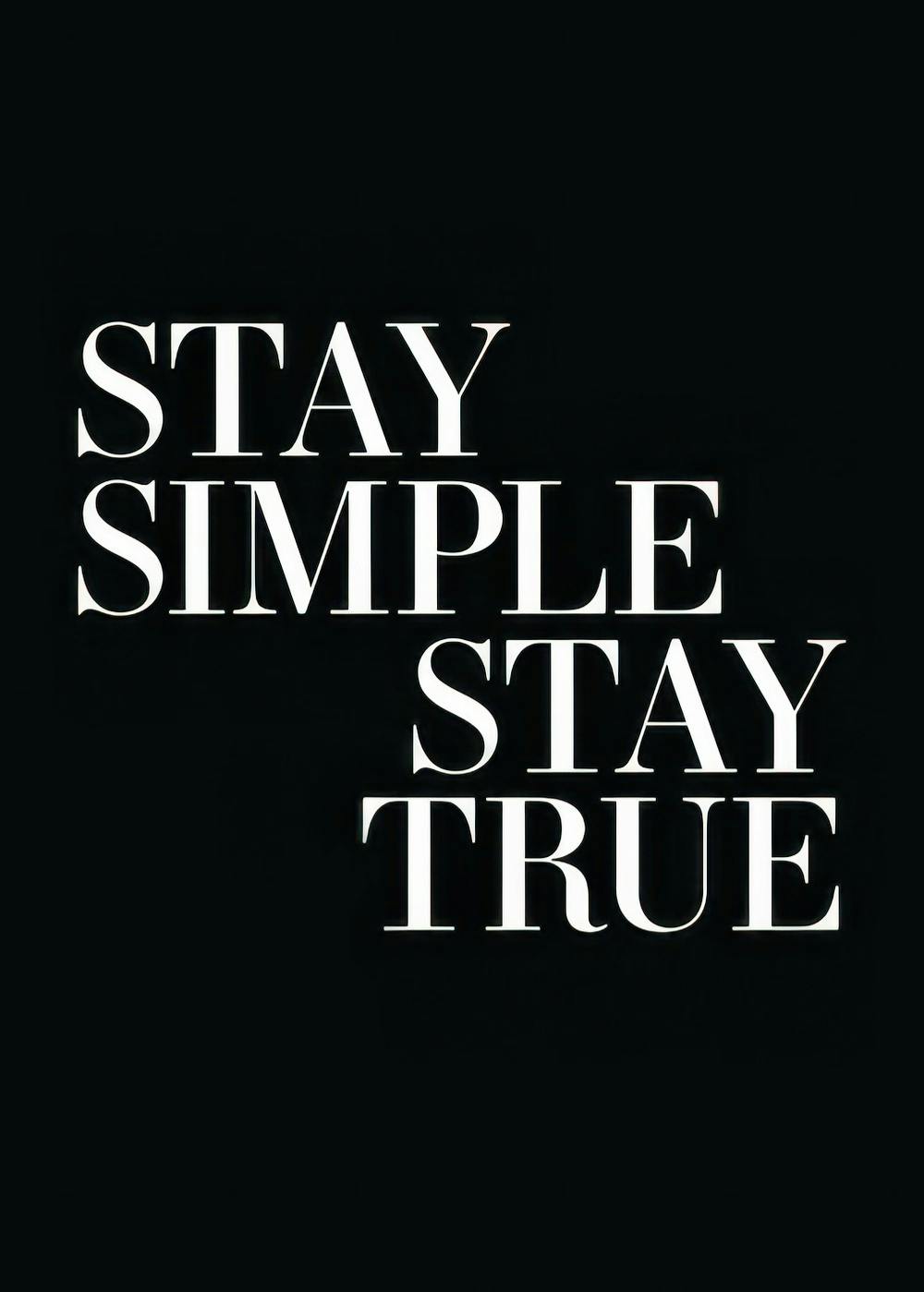Póster negro con texto en mayúsculas blancas que dice STAY SIMPLE STAY TRUE.