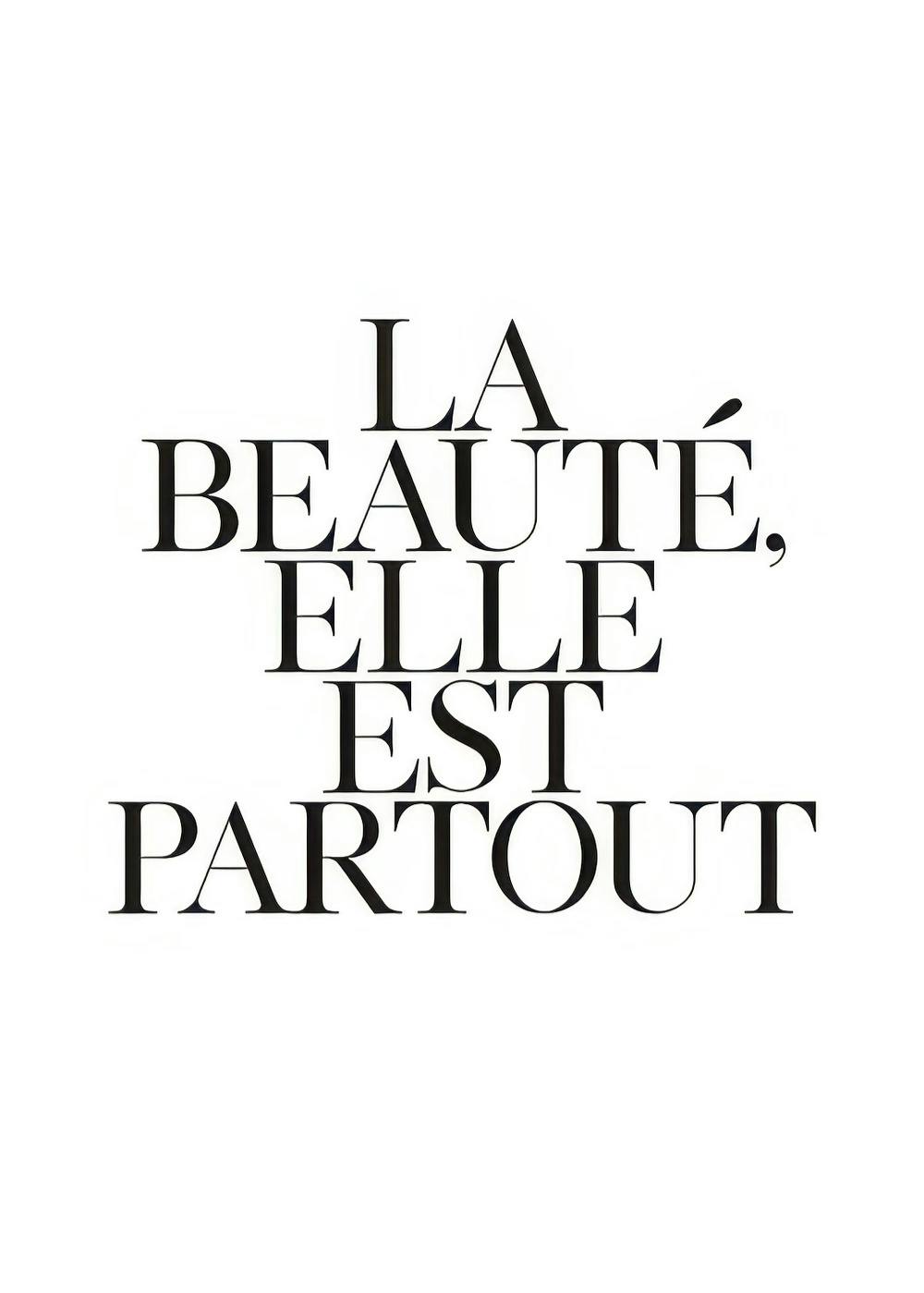 Póster tipográfico con texto negro LA BEAUTÉ, ELLE EST PARTOUT en francés sobre fondo blanco brillante.