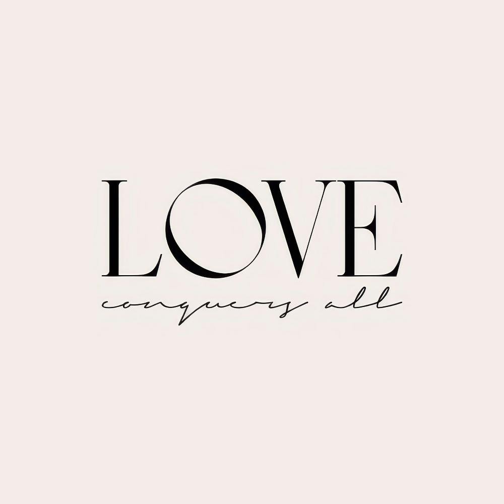 Textposter Love conquers all in Schwarz auf beigefarbenem Hintergrund. Typografie-Poster mit eleganter Schrift und Botschaft.