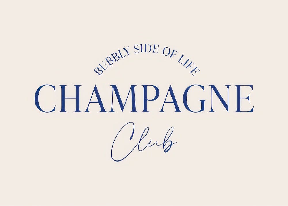 Plagát Champagne Club, text Bubly side of life, Champagne Club na svetlobéžovom pozadí s modrým písmom.