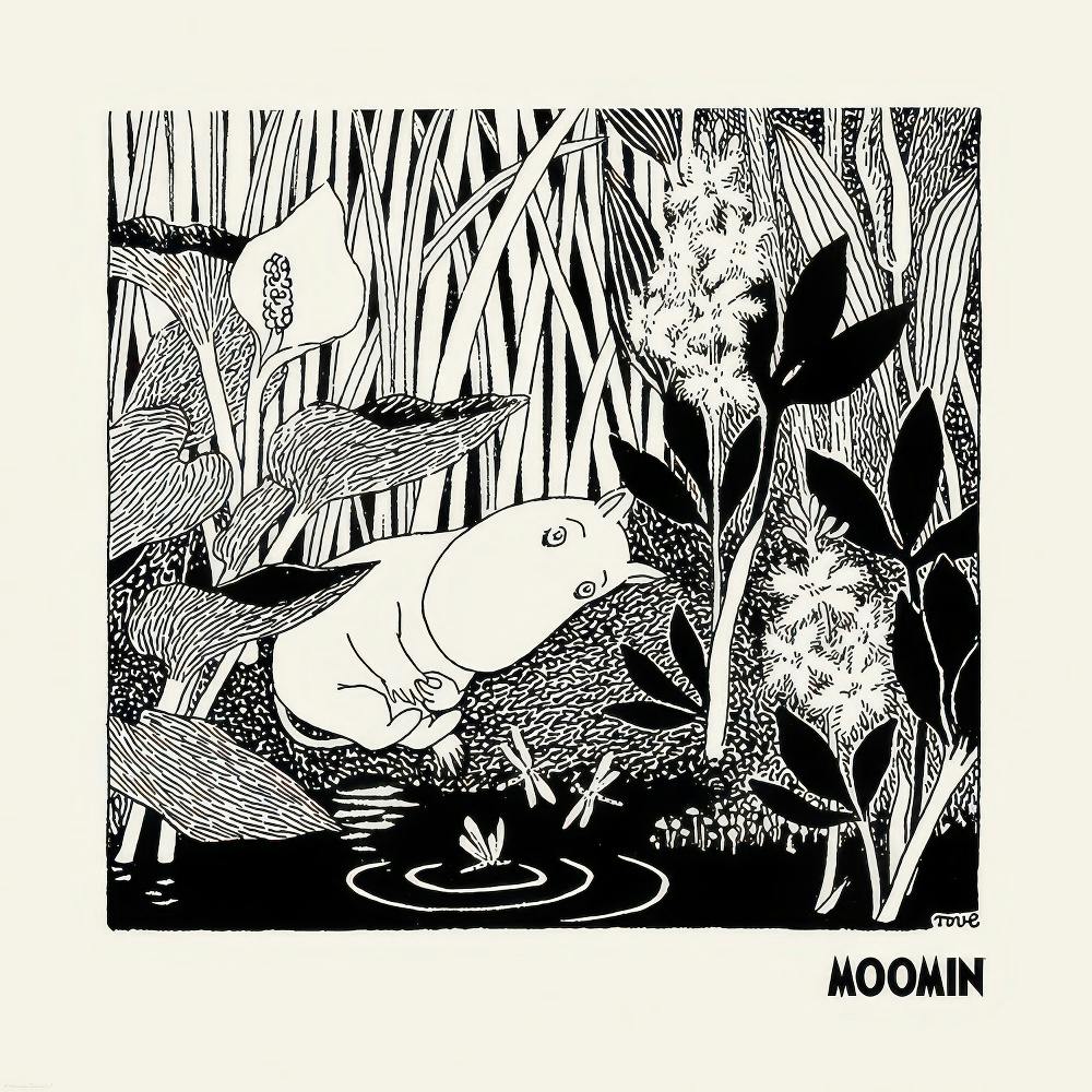 Poster Moomin monocromatico: Moomintroll sdraiato sul bordo dellacqua, circondato da fiori e canne.