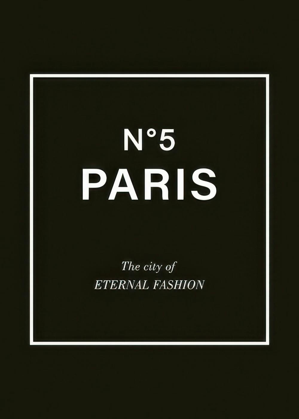 Grafisk plakat med hvit tekst N°5 Paris og The city of ETERNAL FASHION på svart bakgrunn, innrammet av en hvit linje.