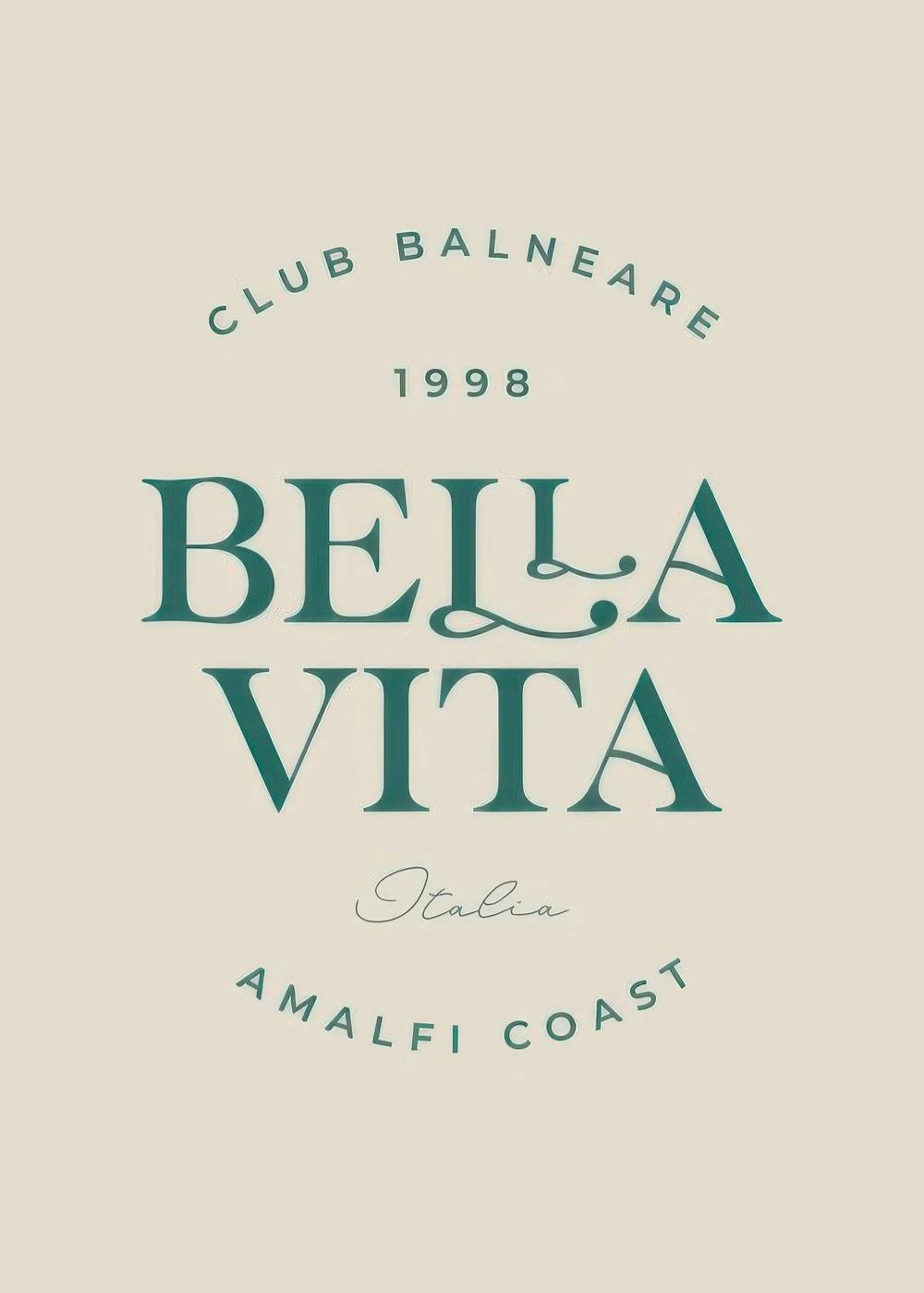 Póster Bella Vita Italia con texto verde oscuro sobre fondo beige, tipografía elegante y un toque de Club de Campo Italiano.