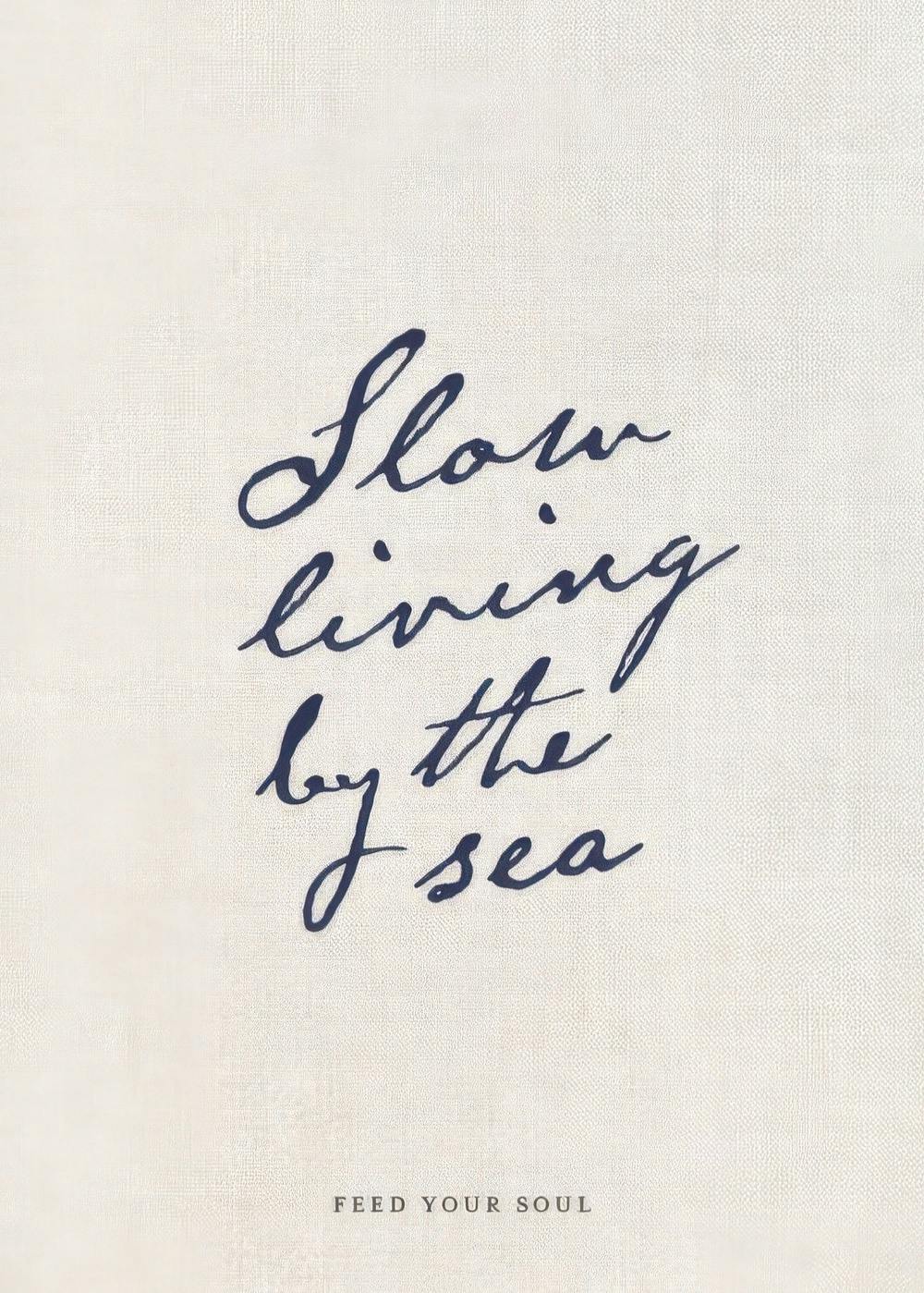 베이지색 배경에 Slow living by the sea 문구가 있는 질감 있는 다크 블루 텍스트 포스터