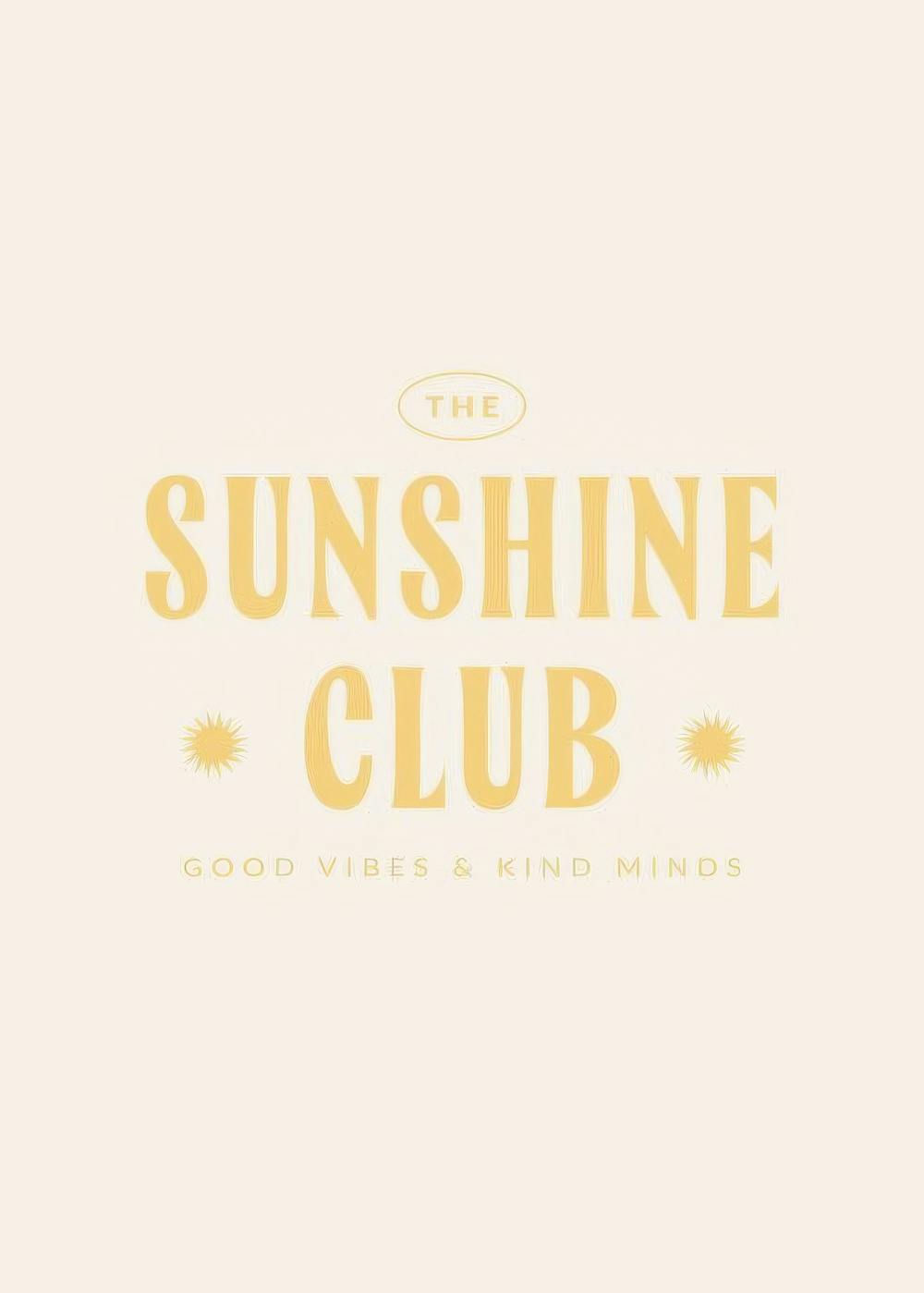 Póster The Sunshine Club con letras amarillas y soles sobre fondo beige, ideal para decoración de pared.