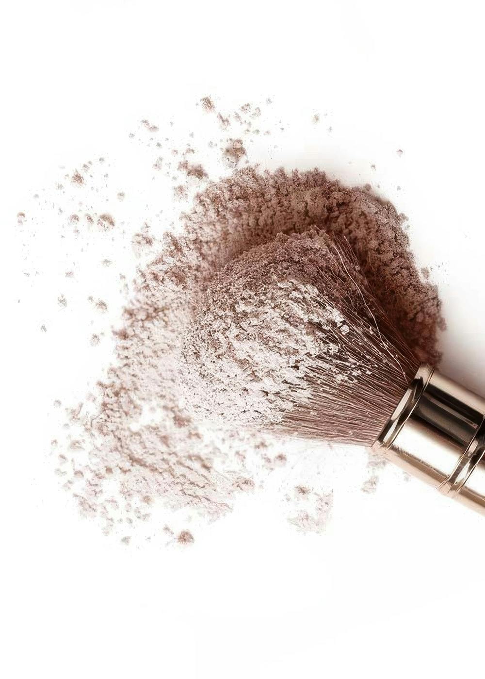 Roze blush poeder op make-up kwast, close-up van make-up kwast met blush voor cosmetica