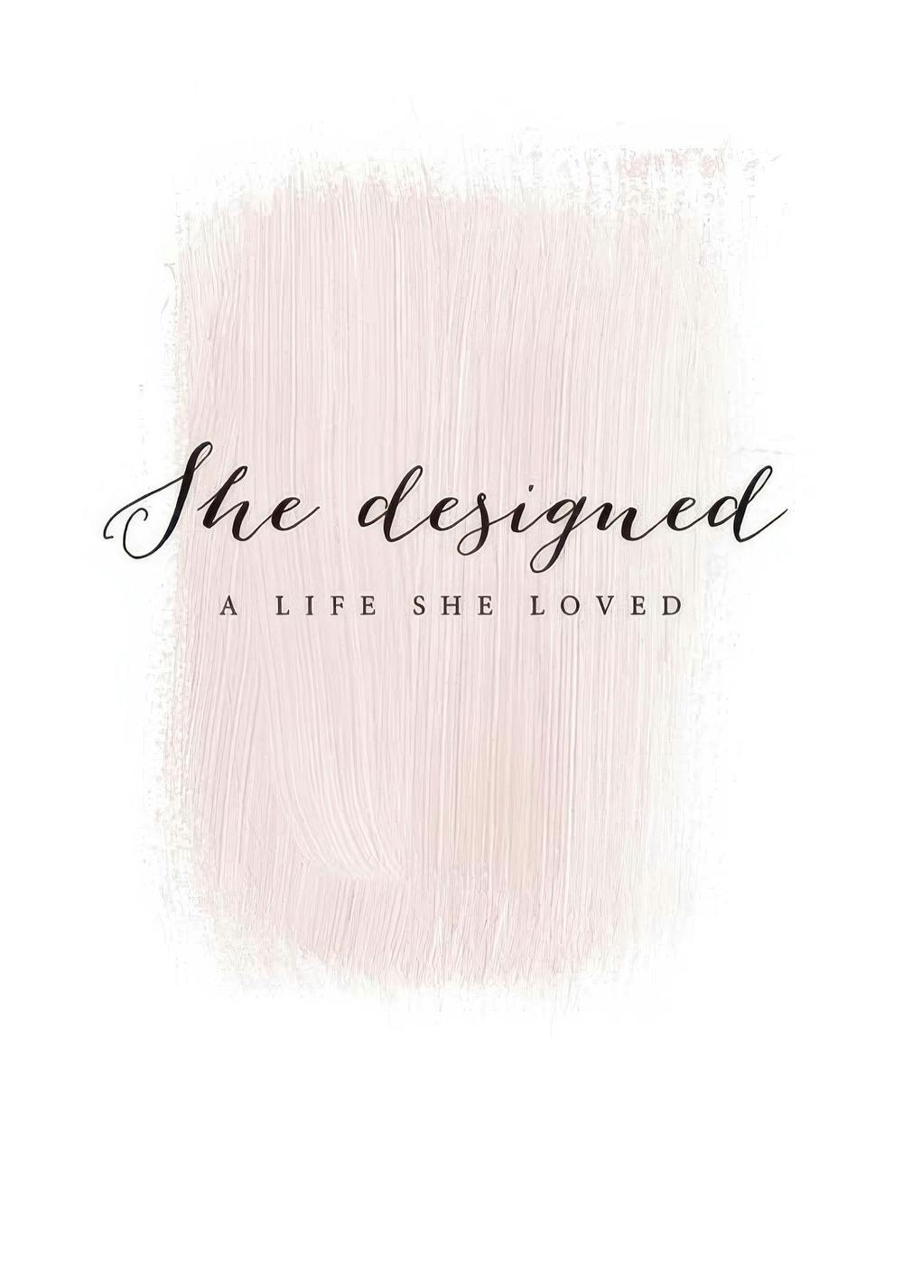 Poster met She designed a life she loved in zwart schrift op roze penseelstreek, inspirerende quote.