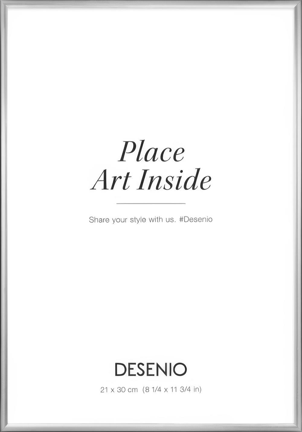 Ασημί μεταλλική κορνίζα, κομψός σχεδιασμός για μοντέρνα διακόσμηση τοίχου. Ιδανική για αφίσες.