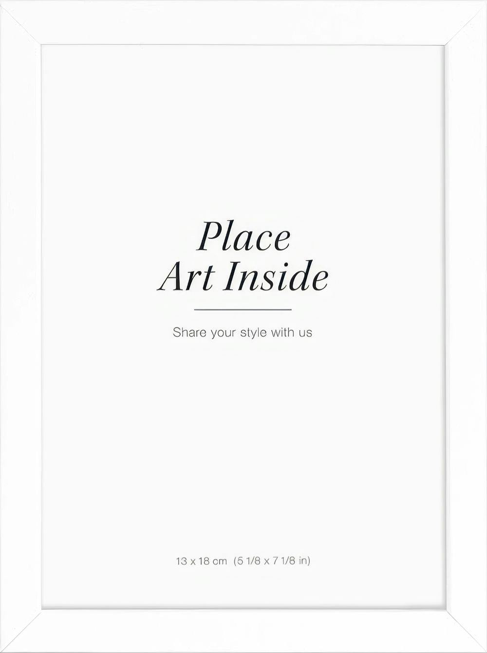 Bílý dřevěný rámeček s textem Place Art Inside pro plakáty 13x18, ideální pro zarámování umění.