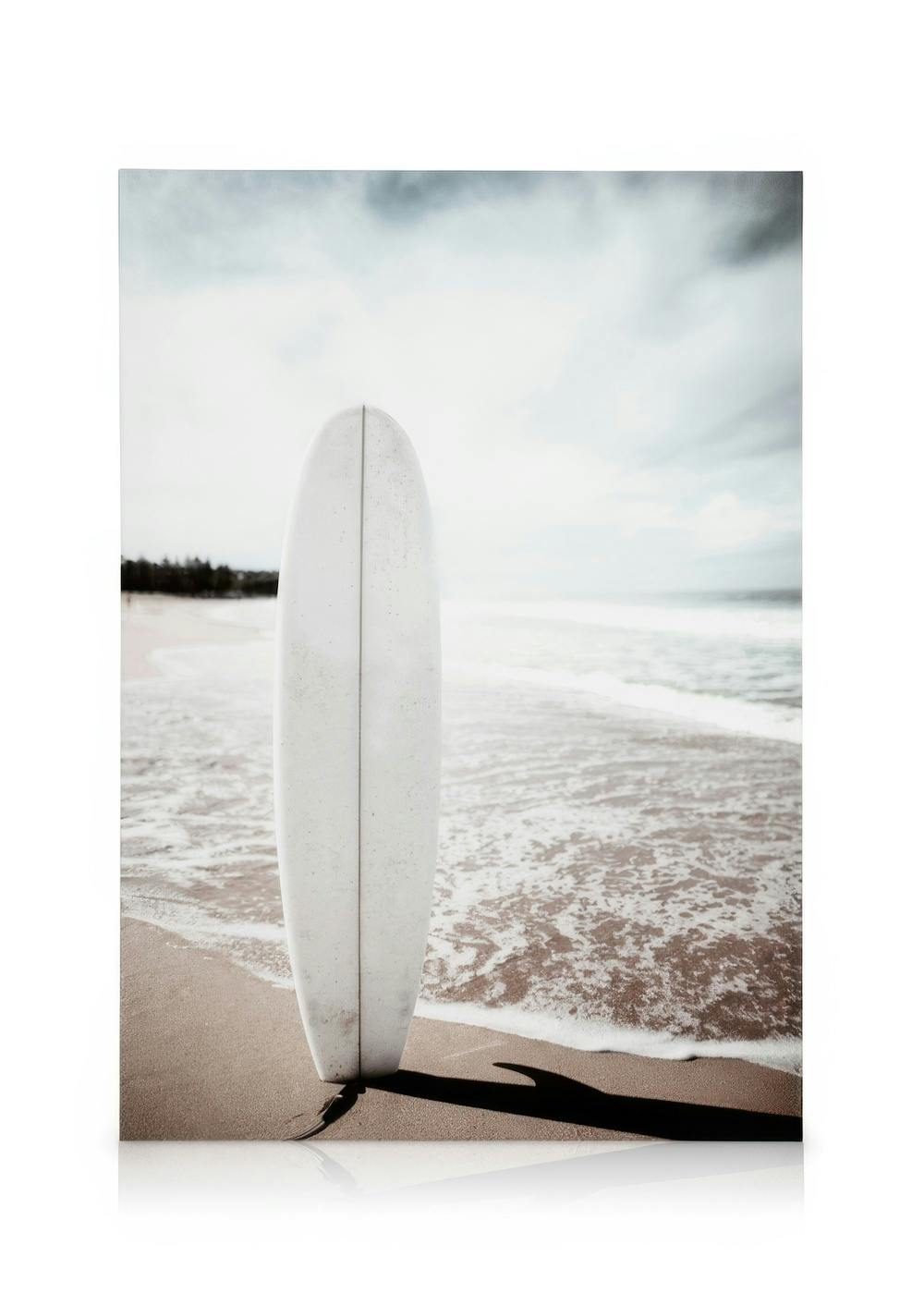 Obrazy na płótnie Surfboard on the Beach Obraz na płótnie (50x70 cm - Czarna ramka)