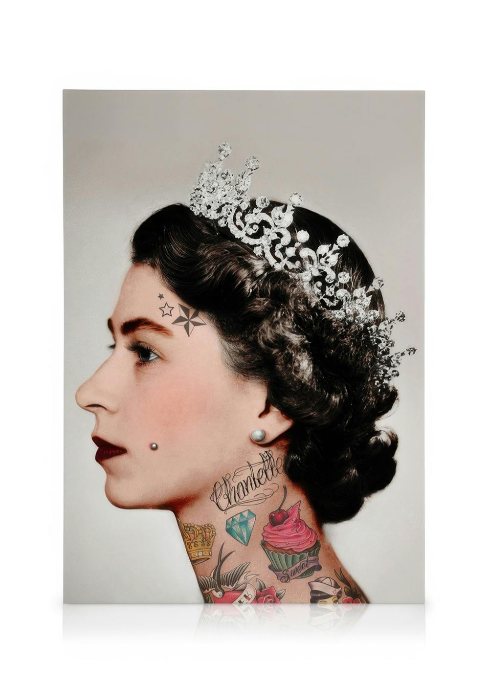 Fargerikt lerretsbilde av kvinne med mørkt hår, tiara og tatoveringer, inkludert en cupcake, på lys grå bakgrunn.