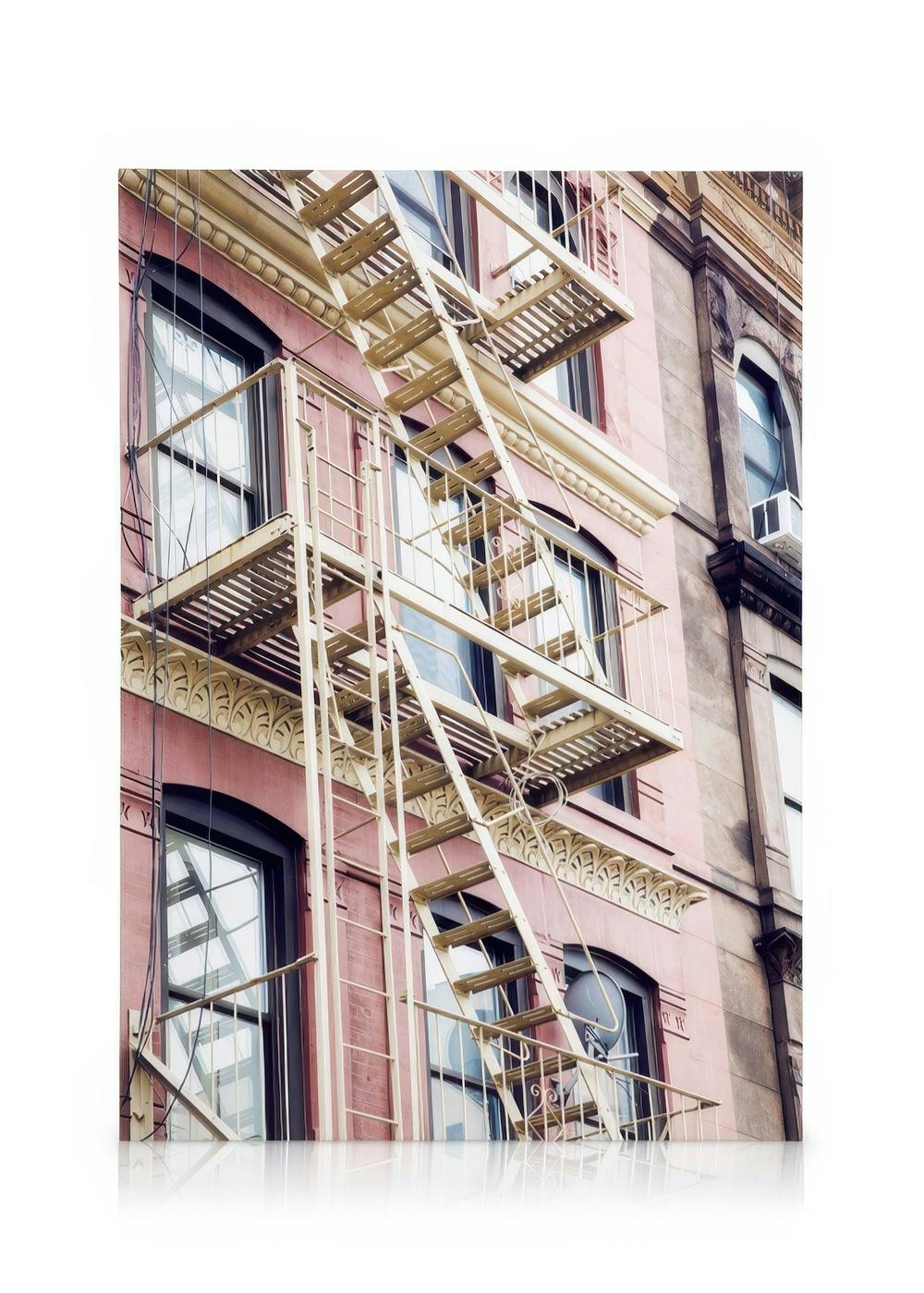 Pink Fire Escape Stampa su Tela (50x70 cm - Cornice in rovere)- Foto d'arte