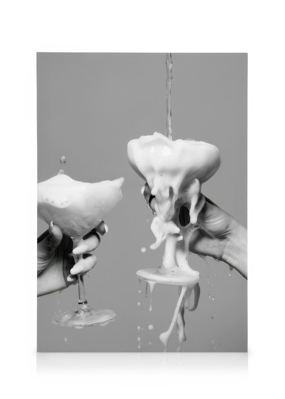 Pouring Champagne Toile (70x100 cm - Cadre de chêne)  Noir et blanc