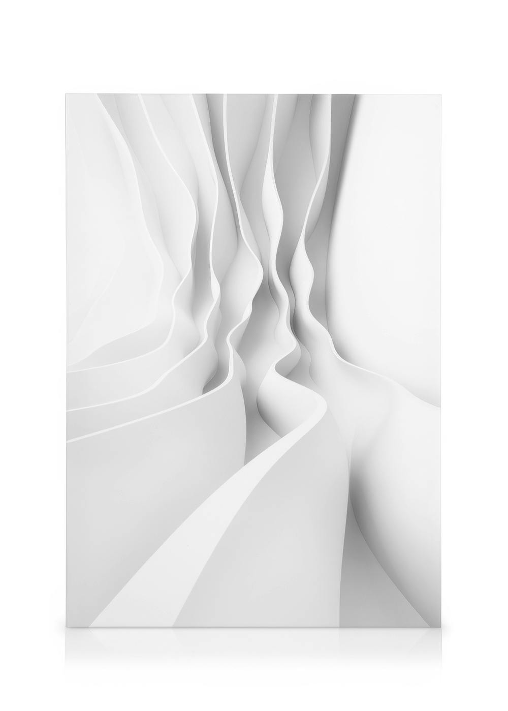 Soft Lines canvastavla med vita, böljande former som liknar veckat tyg eller mjuka vågor, skapar en lugn känsla.