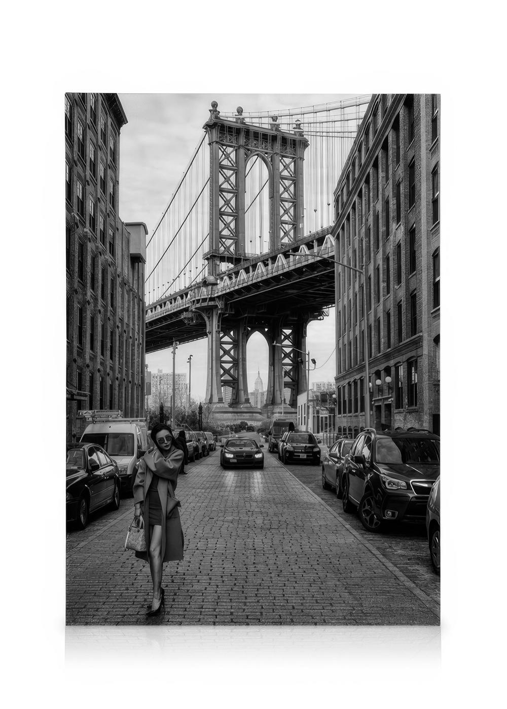 Obrazy na płótnie Woman by Manhattan Bridge Obraz na płótnie (50x70 cm - Czarna ramka)