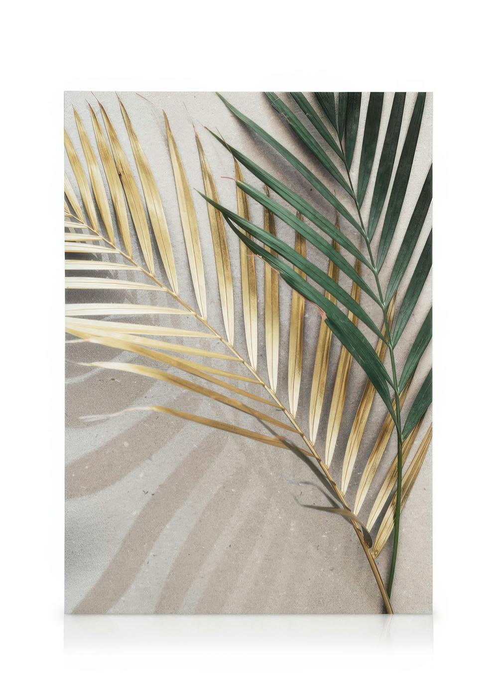 Tela com folhas de palmeira dourada e verde sobre fundo bege. Arte botânica, decoração de parede.