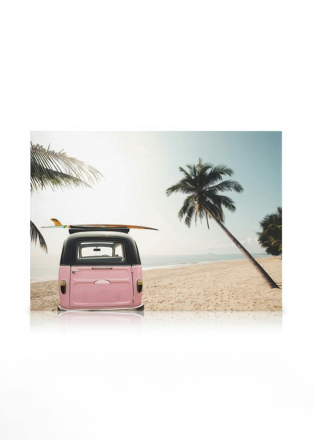 Lærred med lyserød retro varevogn med surfbræt på strand, palmer og hav. Surf liv, strandbillede.