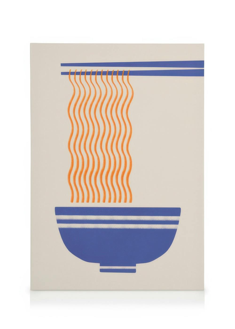 Minimalistische oranje noedels in blauwe kom, vastgehouden door blauwe eetstokjes op crèmekleurige achtergrond